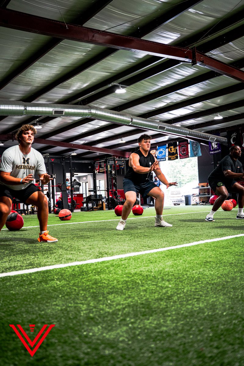 StevenPickard_2's tweet image. Big shoutout to @Velocity_FB for the workout with @NFL OL @bigguccimj @ColeStrange2 @andrew_raymBAHS and @UMichFootball commit @BearMcWhorter. It was fun grinding with y’all!