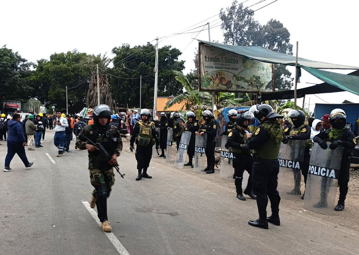 ¡Liberada la Panamericana Sur! Tras 5 días de bloqueo en Nasca por mineros informales, la PNP logró desbloquear la vía, restableciendo el tránsito.  Un operativo estratégico priorizó la resolución pacífica del conflicto. #PanamericanaSur #Nasca #Perú