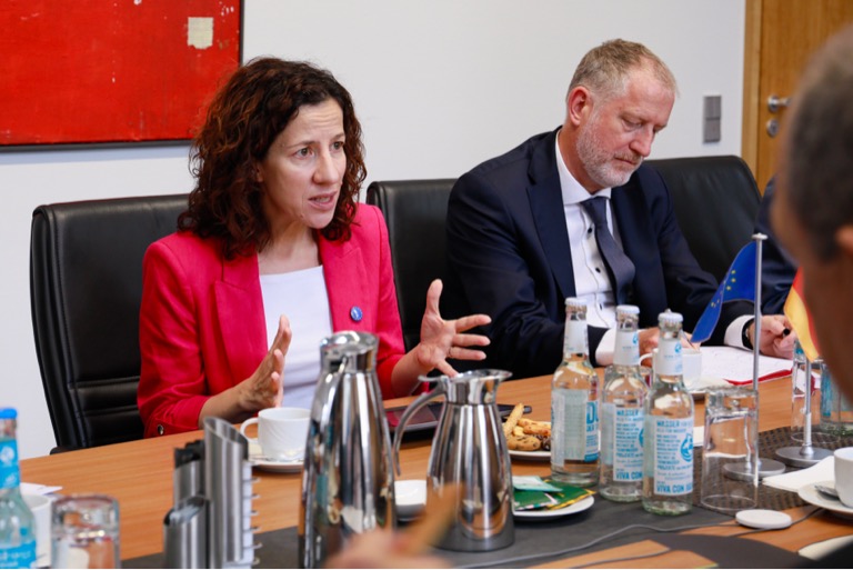 BMAS_Bund's tweet image. Bundesministerin Bärbel Bas hat heute @RoxanaMinzatu, EU-Kommissarin und Vizepräsidentin der EU-Kommission, in Berlin getroffen. Themen waren unter anderem Arbeitskräftemobilität, Fachkräftesicherung und der Mehrjährige Finanzrahmen.