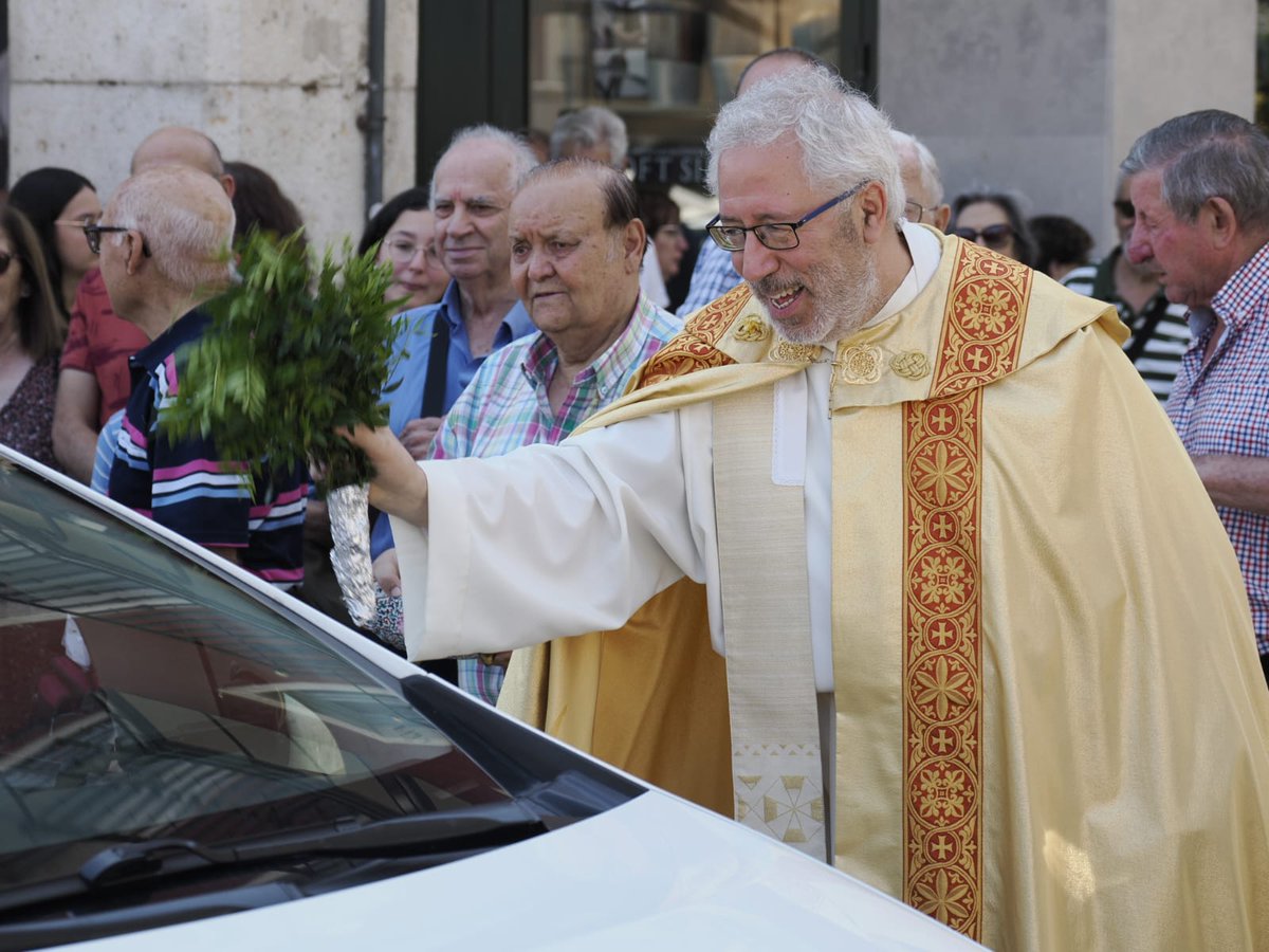 Archidiócesis de Valladolid (@archivalladolid) on Twitter photo 🚖 Por San Cristóbal, patrón de los conductores y transportistas, han recibido la bendición los taxistas de #Valladolid después de participar en la Misa en la Iglesia de Santiago Apóstol
¡Pedimos tu intercesión!
¡Asístenos en el viaje, 
líbranos de todo peligro y accidente! 🚖 Por San Cristóbal, patrón de los conductores y transportistas, han recibido la bendición los taxistas de #Valladolid después de participar en la Misa en la Iglesia de Santiago Apóstol
¡Pedimos tu intercesión!
¡Asístenos en el viaje, 
líbranos de todo peligro y accidente!