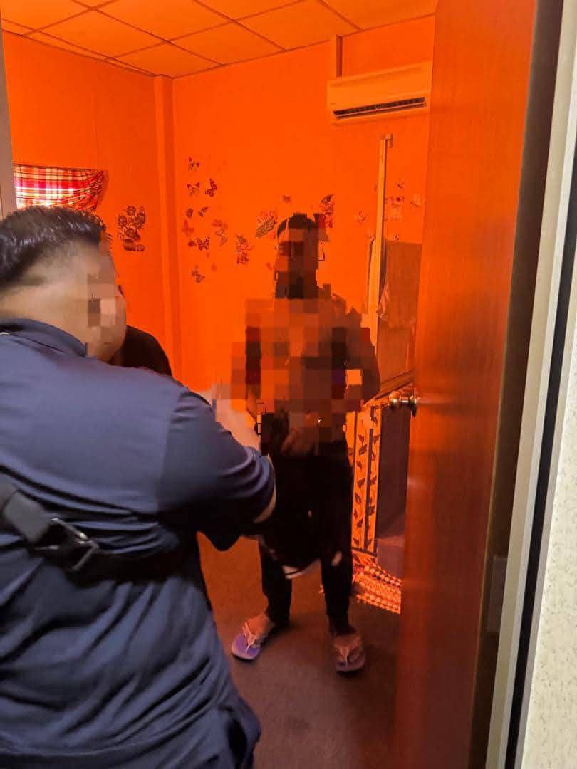 💬 DAPAT PENCEN PEGI LANGGAN PELACUR

2 Lelaki Islam Ditahan dalam Satu Operasi Cegah Maksiat di Sebuah Hotel yang dijadikan Tempat Pelacuran Murah di Jalan Meriam Muar, Johor Jam 4.30 Petang.