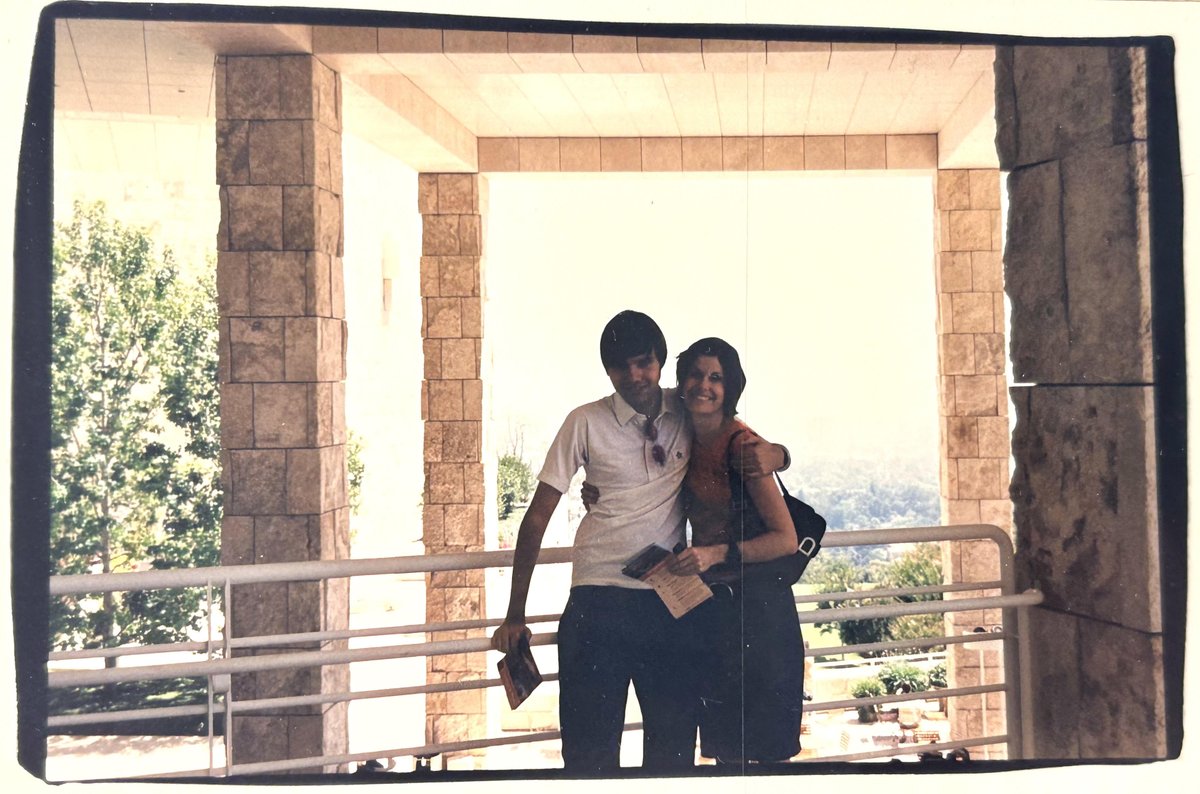 Under_Radar_Mag's tweet image. We’re Mark and Wendy from Under the Radar magazine.
This pic’s from our first year together, taken at the Getty.
24 years later we're still DIY, still in print.
We’re aiming for 35 new subscribers by July 20.
Subs are 50% off—just $9.99.
Join us:
undertheradarmag.com/news/50_off_th…
