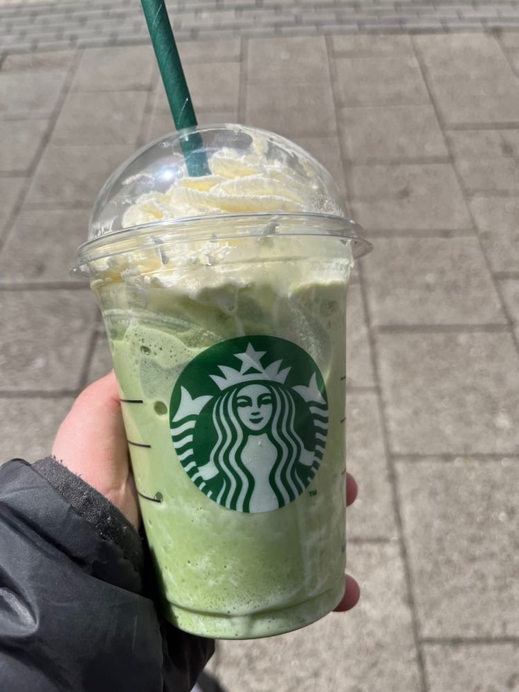 B39Sabrina's tweet photo. Sunny sips and good vibes. My go-to Starbucks treat!#StarbucksLife #Frappuccino #SunnyDay #TreatYourself #CoffeeLover https://t.co/98J1bKwGgL
