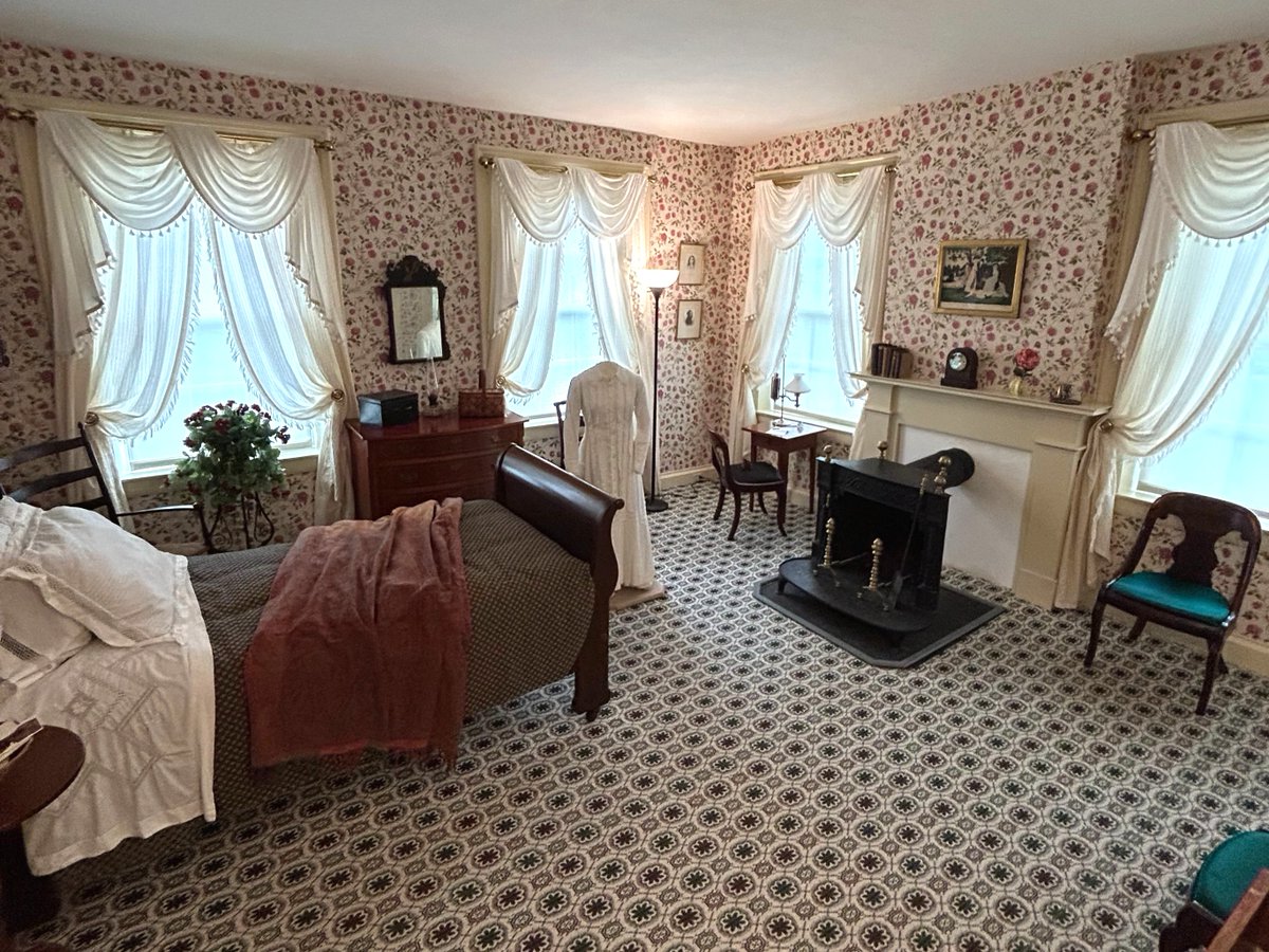 UMassChancellor's tweet image. Next in my Amherst area summer bucket list:
✅ The @DickinsonMuseum in Amherst is the former home of the poet. Many @umassph students have worked here as interns or guides.
✅ Next was @SpfldMuseums. Through internships, UMass connects students with this foremost institution.