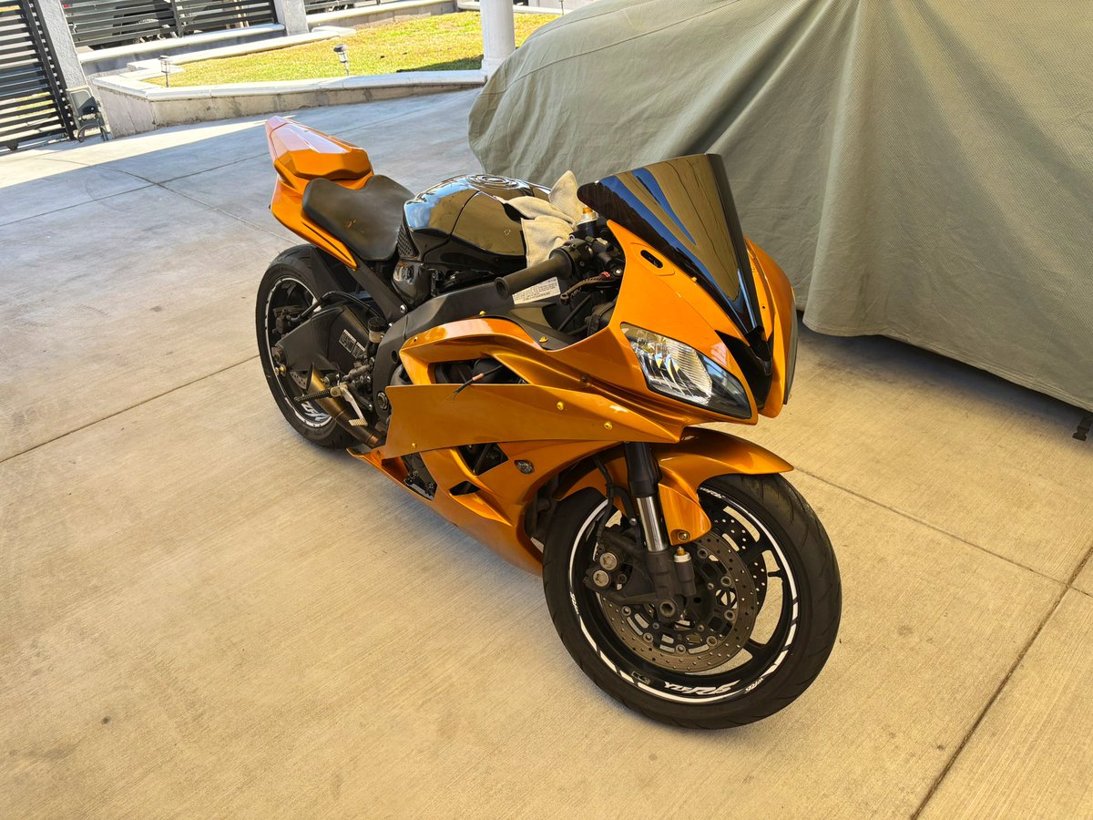 New fairing kit on the #r6 

Still have a lot of minor details to fix but we getting there.