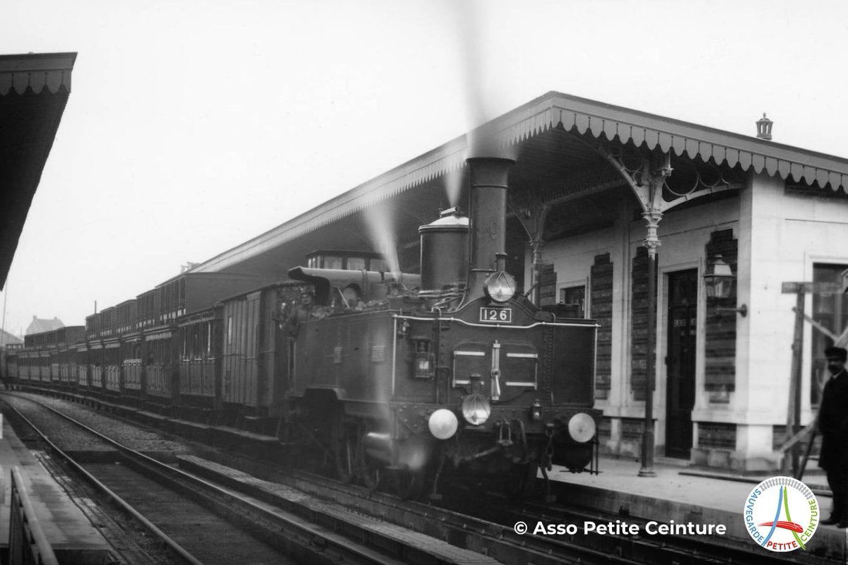 aspcrf's tweet image. En poursuivant notre tour des gares de la Petite Ceinture, nous arrivons à une gare de l'Est de Paris bien particulière... mais laquelle ? Et au fait, comment se nomme le type de locomotive présenté sur cette photo ? À vous de deviner !