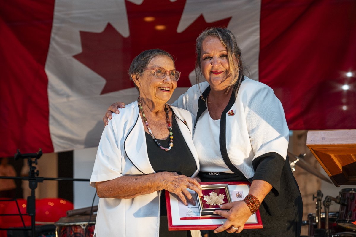 CanEmbCuba's tweet image. Canada and Cuba’s relationship is more than our diplomacy, this Canada day, we’ve presented the 80th anniversary award, in honor of those who bring us together 🏆
Thank you to Carlos Alzugaray, Beatriz Díaz and Lizette Vila for their invaluable contributions #CanadaCuba80