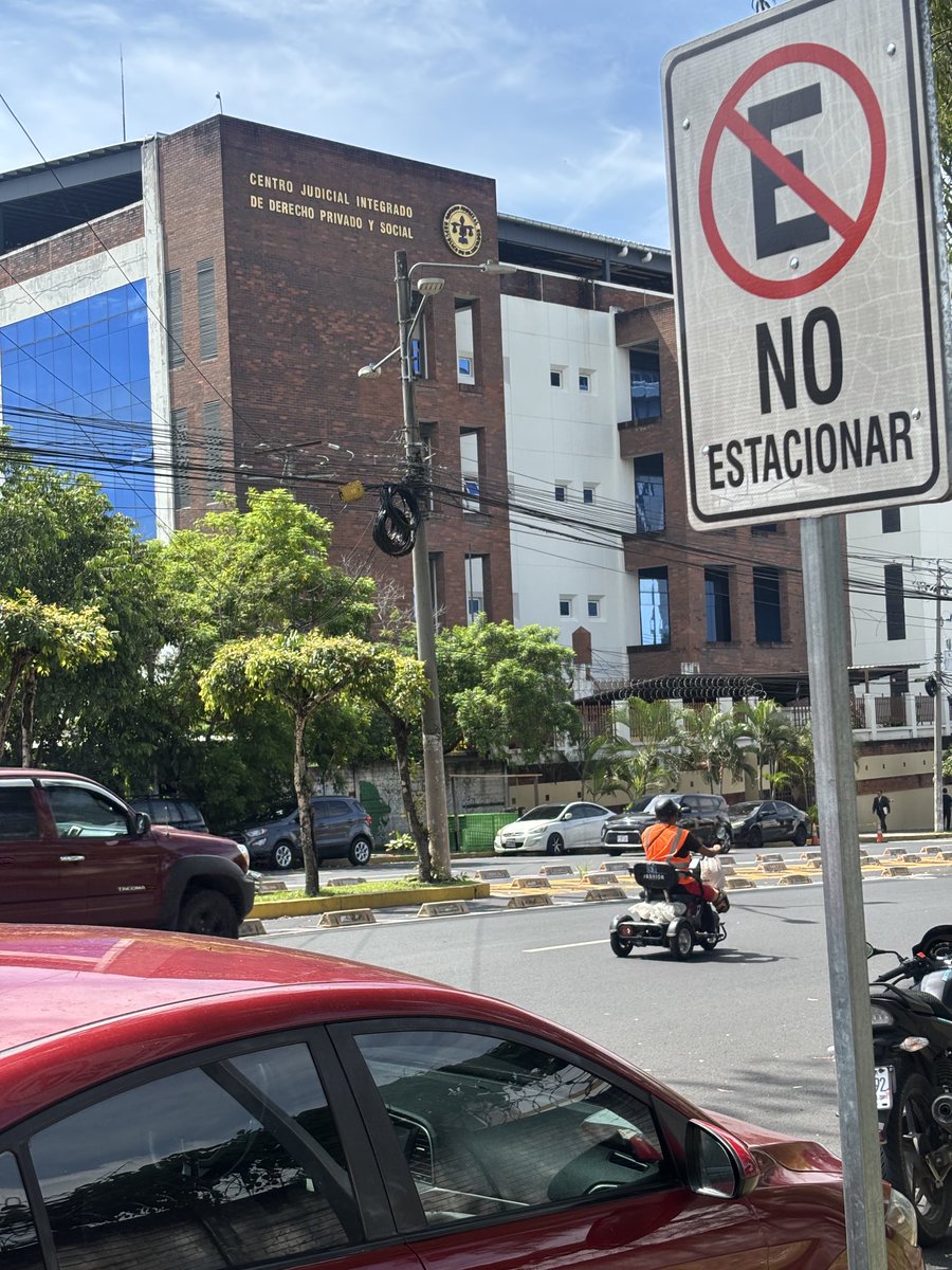 Las nuevas construcciones no necesitan tener parqueo; no es necesario. 🤷‍♂️😳🙄 así o hay que ser mas imbeciles