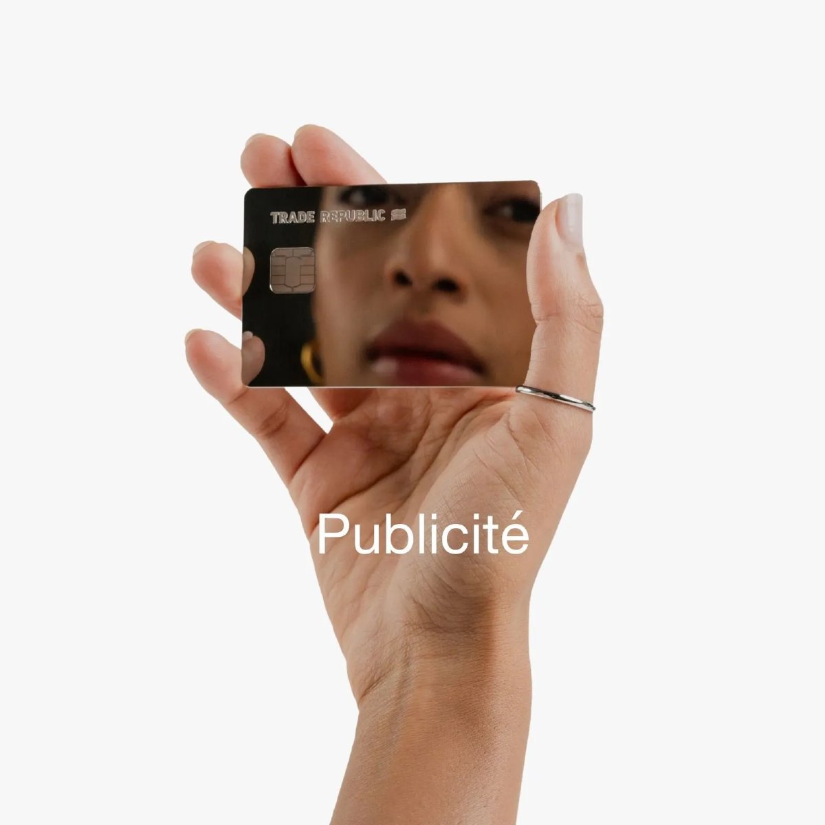 Cette carte bancaire risque de te faire gagner 38 988,86€ grâce aux intérêts composés !

J'avoue que mon accroche est un peu forte, mais au final...

Elle est proche de la réalité !

Comment ça ? 🤔

Grâce à 2 choses...

1️⃣ Cette carte permet de réinvestir 1% de tes dépenses