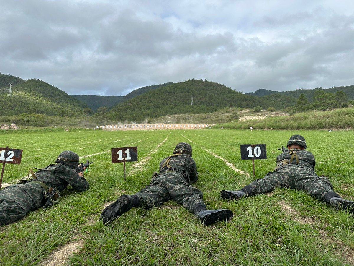 FFAAHN's tweet photo. Este día, las #FFAA llevaron a cabo una rigurosa prueba de tiro con fusil y pistola, dirigida a los señores oficiales con el grado de Mayor, pertenecientes a los cursos 36 y 37 de la Escuela de Comando y Estado Mayor #ECEMFFAA.
Esta evaluación forma parte de una prueba acumulativa en su proceso de ascenso.
El objetivo de esta actividad es evaluar la preparación operativa individual de cada alumno, garantizando un servicio disciplinado, profesional y altamente efectivo.
Las #FFAA reafirman su compromiso con la formación continua y el fortalecimiento de las capacidades de su personal, asegurando una respuesta firme, oportuna y eficiente en defensa de la seguridad nacional y el bienestar de la ciudadanía.
#200AñosAlServicioDeLaPatria
#EjércitoDeHonduras