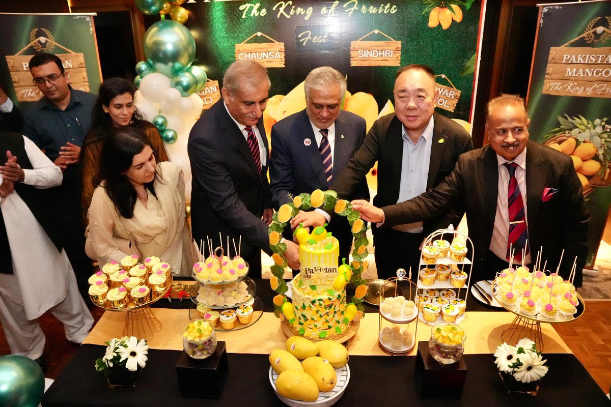 DPM/FM Senator Mohammad Ishaq Dar <a href="/MIshaqDar50/">Ishaq Dar</a> inaugurated the Pakistan Mango Festival in Kuala Lumpur, organised by the High Commission of Pakistan to celebrate the richness of Pakistan’s mangoes and promoting agri-trade and cultural diplomacy. 🍋🇵🇰🇲🇾 #PakMangoFest