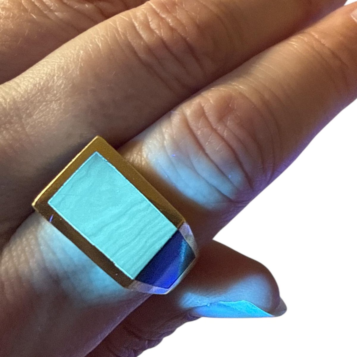 Bold &amp; rare: 18ct gold gents’ dress ring set with black coral, size V, 11.09g. 
Purchased in St Thomas for £2,305.85.
Under the hammer on Sat 19th July

Looks sleek in daylight—mysterious under UV 🔦🌊
#BlackCoral #StatementRing #MensJewellery #AuctionFinds