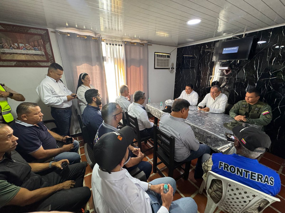 InviasOficial's tweet photo. 🔧🌉 Equipo técnico del Invías, inicia jornada de trabajo en la Comisión Binacional, recorriendo e inspeccionando el puente internacional José Antonio Páez (km 44 vía Tame–Corocoro) junto a representantes del gobierno venezolano.

Este puente une #Arauca 🇨🇴 con Apure 🇻🇪, en el cruce sobre el río Arauca. Desde  @InviasOficial seguimos trabajando en territorio por la conectividad de nuestras fronteras.
@maferojas @jhonjairogb