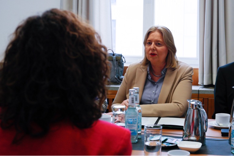 BMAS_Bund's tweet image. Bundesministerin Bärbel Bas hat heute @RoxanaMinzatu, EU-Kommissarin und Vizepräsidentin der EU-Kommission, in Berlin getroffen. Themen waren unter anderem Arbeitskräftemobilität, Fachkräftesicherung und der Mehrjährige Finanzrahmen.