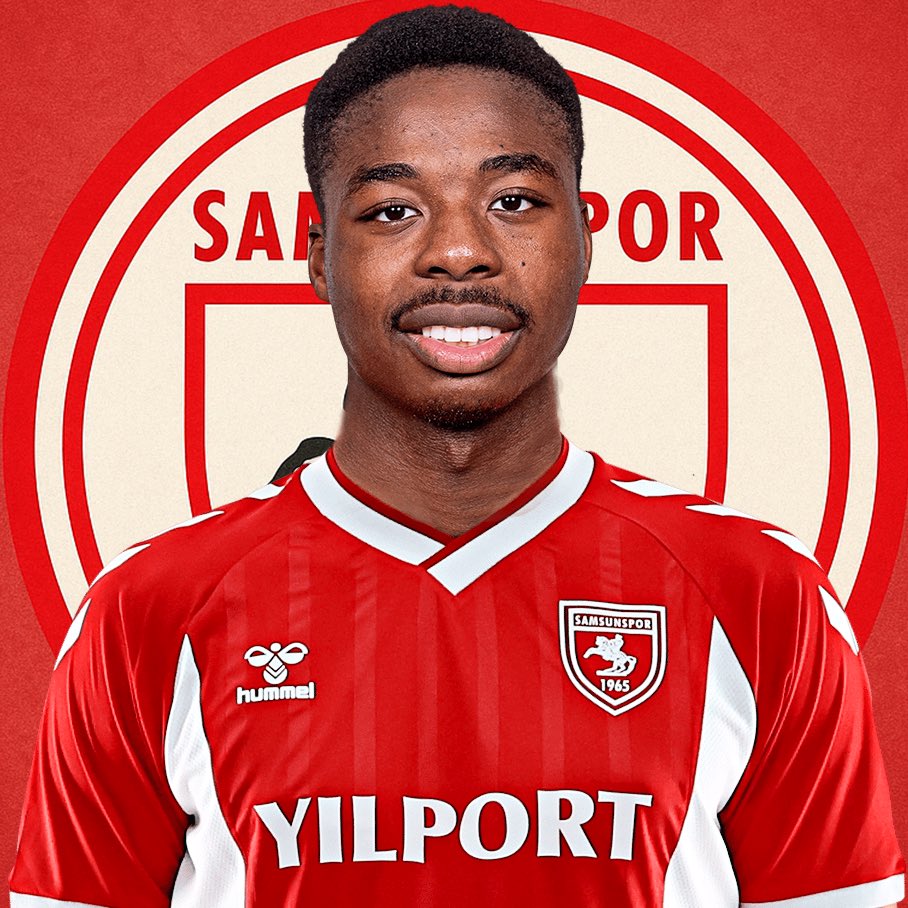 umit_ber's tweet photo. 🔎 𝙎𝘾𝙊𝙐𝙏𝙄𝙉𝙂 𝙍𝙀𝙋𝙊𝙍𝙏 - 🇳🇱 Anthony Musaba (24)🚨

🎯Samsunspor geçen sene için oturmuş takımına yaptığı küçük eklemeler ile iddialı kadro kurmaya devam ederek, başarılarının sürpriz olmadığını göstermeye devam ediyor. Championship ekiplerinden Sheffield Wednesday takımında forma giyen 24 yaşındaki "baldırlı kanat oyuncusu" Anthony Musaba hakkında kısa bir derleme yapalım.

Oyuncu Profili
Adrian Musaba, iyi fiziksel özelliklere sahip atlet, her iki ayağını da etkili kullanabilirken hem kanatta hem de en uçta forma giyebilen, oyun içinde her iki kanatta yer değişikleri de yapan teknik özellikleriyle öne çıkan kanat forvet olarak özetleyebiliriz.

Güçlü Yönler

Fizik & Atletizm: İyi fizikli, sağlam baldır yapısı ve güçlü üst vücut; patlayıcı hızı sayesinde hem çizgide hem içe kat ederek etkili hücum yapıyor.

Çift Ayak Kullanımı: Her iki kanatta ve gerektiğinde en uçta görev alabilecek esneklik; yer değiştirmelerle savunmayı dengesizleştiriyor.

Dribbling & Top Kontrol: Dar ve açık alanda durdurulması zor; first touch ve top sürüşü üst düzey. Hem çizgide hem içe kat ederek top taşıyabiliyor. Ayrıca hızlanması da iyi seviyede.

Defans Arkası Koşular: Savunmanın arkasına yaptığı koşularla kontrataklara destek sağlıyor.

Şut Yeteneği: Baldırdan etkili şutlar çıkarabiliyor; ceza sahası dışından gol tehdidi yaratma potansiyeli.

Asist ve Skor Katkısı: Oyunun 1. Ve 2. Bölgesinde pas kalitesi veya pas bağlantılarında çok iyi olmasa bile 3. Bölge takım arkadaşlarını besleme, şut aksiyonu yaratma ve kilit paslar noktasında çok başarılı.

Pozisyon Alma: Oyun içerisinde çoğunlukla topun olduğu yerin ters kanadında, en uçta konumlanmaya çalışıyor. Defansif müdahalelerde takımına yardımcı oluyor. 

Geçiş Hücumu: Kontratak oyununa yatkın bir oyuncu, takımını atağa çıkarmada görev alabiliyor. Genel pas oyunundan ziyade uzun pas başarısının %95’lere yakın olması onu bu noktada avantajlı yapabiliyor.

Zayıf Yönler

Dar Alan Birebirleri: Sertlik dozu yüksek ve sıkışık alan baskısında zaman zaman zorlanıyor.

Pasın Zamanlaması & Şiddeti: Pas oyununda genel olarak ortalama olsa da, kritik anlarda isabet ve tempo tutarsızlığı gösterebiliyor.

Bitiricilik & Karar Olgunluğu: Ceza sahasında doğru pozisyon bulmakta ve şut pozisyonu yaratmakta sıkıntı; başarılı dripling sonrası bile gereksiz hareketlere kaçabiliyor. 

Top & Tempo Yönetimi: Topu tutup takımına zaman kazandırarak oyunu yavaşlatma yerine başarılı aksiyonlardan sonra gereksiz zorlamalarda bulunabiliyor. Zaman zaman topla vedalaşamadığı için pas, şut, dribbling tercihlerinde karar hataları yapıyor.

Hava Hakimiyeti: Hava toplarını kazanmada %30-35’lik başarısı onun bu alanda çok meziyetli bir oyuncu olmadığını gösteriyor.

Takım Formasyonu İçin Faydası

Samsunspor oyun planı ve sistemi oturmuş, kadro istikrarı sağlayabilmiş takımlarımızdan biri ve ana plan�� 4-2-3-1 üzerine inşa edilmiş.

Musaba 4-2-3-1 düzeninde Geniş kanatta hamleleriyle hücuma derinlik katarken, çift ayaklı olması sayesinde sistem içinde her iki kanatta hatta en uçta bile görev alabilir.

Kontratak Odaklı Oyun: Savunmanın arkası koşularıyla hızlı geçiş oyununda ana silah olabilir; rakip savunmayı hataya zorlar.

Esnek Rol Dağılımı: Hem kanat hem forvet oynayabilmesi 4-2-3-1’in ileri hattını rotasyonlamayı sağlar.

Hücum Baskısı & Derinlik: Yüksek hızı ve dripling gücü, savunma hattına sürekli baskı kurar; kanatlardaki hareketliliğiyle rakip kanat beklerini devamlı meşgul ederek takım arkadaşlarına alan açar.

Adrian Musaba, geniş alana yayılmak isteyen, hızlı geçişlerle rakip savunmayı yıpratmayı hedefleyen bir formasyonda maksimum etki sağlar. Ayrıca baldırı kuvvetli bir kanat oyuncusu olarak “hızı, driplingi ve asist üretimi” ile birlikte ligde etki edecek profili bize sunar.

#AdrianMusaba #Musaba #Samsunspor #Transfer #TrScouts