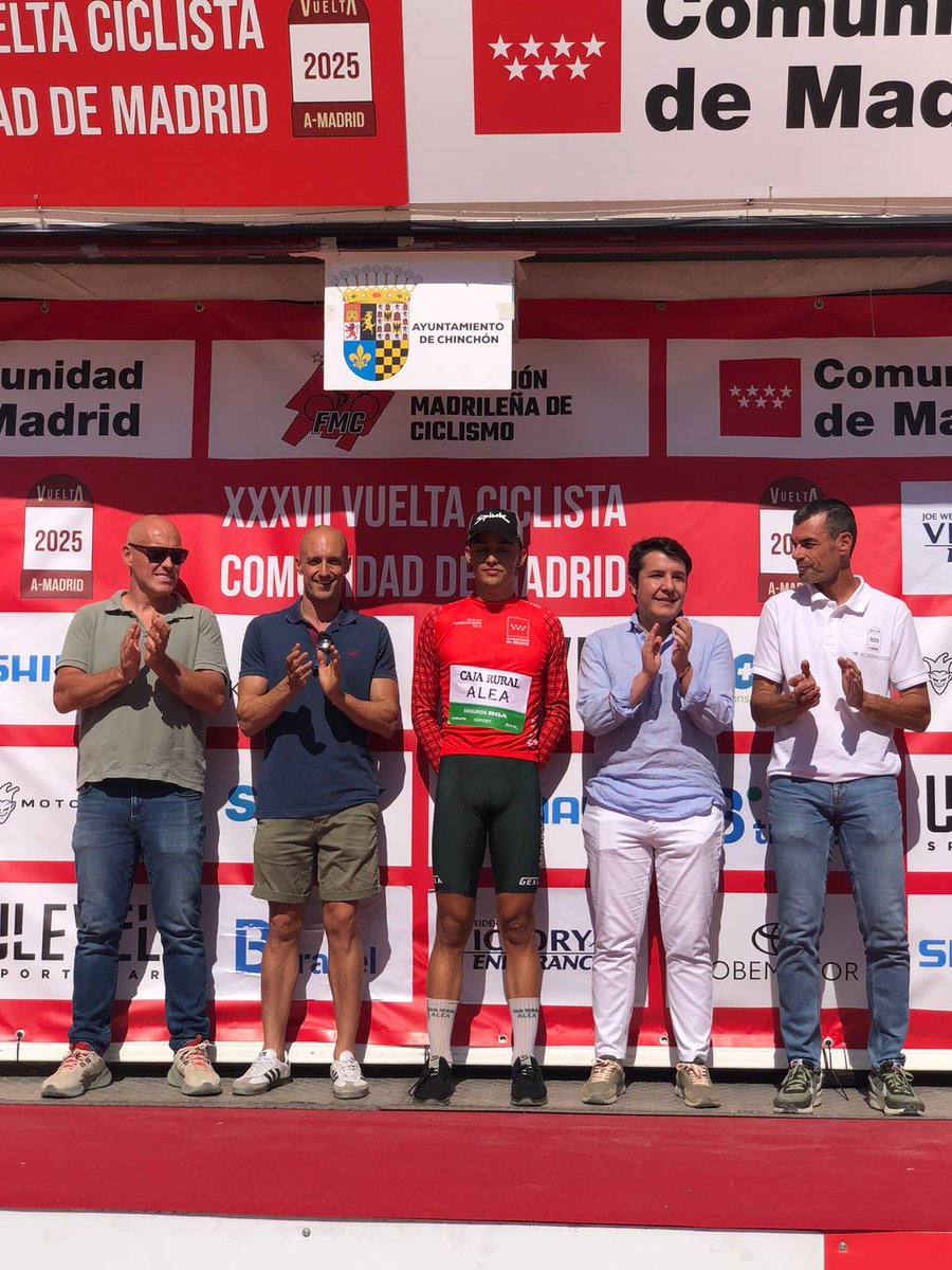 #VueltaMadridSub23 Podio como ganador de etapa y también como líder de la general -maillot rojo- para un <a href="/danicepa/">Dani Cepa</a> que también ha sido designado como ciclista más combativo de la etapa.

#SúmatealVerde 💚