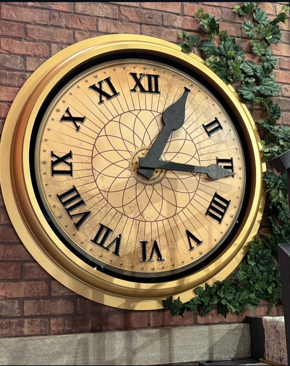 10acious_Dave's tweet image. Guy&apos;s...

I think it&apos;s Vanessa. #BB27

Clock 1:16 - 1+16 = 17 (Season 17 🤷🏼‍♂️) 
Hat and playing card. Come on.

Plain sight. 😎