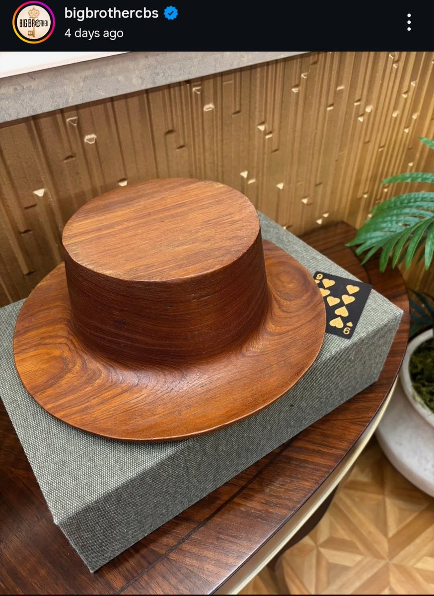 10acious_Dave's tweet image. Guy&apos;s...

I think it&apos;s Vanessa. #BB27

Clock 1:16 - 1+16 = 17 (Season 17 🤷🏼‍♂️) 
Hat and playing card. Come on.

Plain sight. 😎