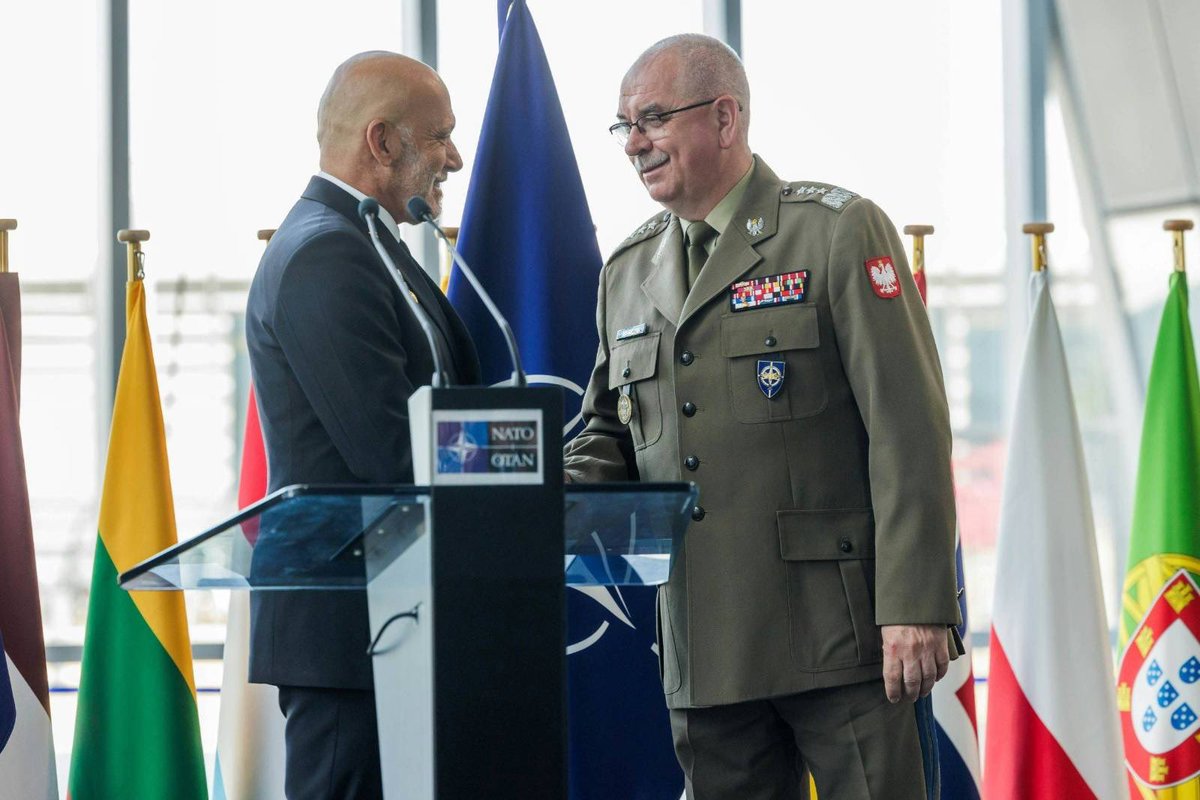 Generał broni Janusz Adamczak zakończył służbę na stanowisku Dyrektora Generalnego Międzynarodowego Sztabu Wojskowego NATO.

🔹 Jako pierwszy Polak na tym stanowisku współtworzył kluczowe decyzje wojskowe Sojuszu, w jednym z najbardziej wymagających okresów dla globalnego