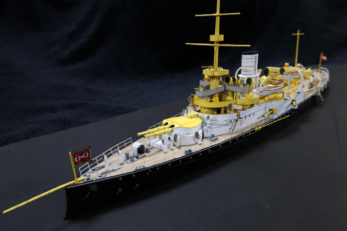 #ペーパークラフト
Austrian-Hungarian battleship SMS WIEN
(JSC 265) 1:250
モナルヒ級海防戦艦ウィーン、完成しました
99mの小さな船体に詰まった戦艦要素と白黄黒の鮮やかな配色が印象的なモデルでした
同社はこのスケールのWW1他にも多く出しているのでまた別の艦にも挑戦してみたいですね