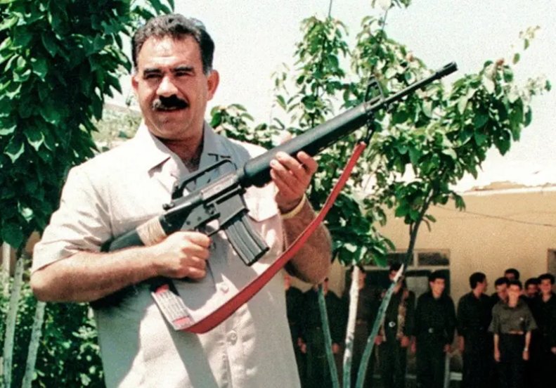 Kapitalizmin kralı Amerika'nın en bilinen savaş ürünlerinden biri ile gururla poz veren marksist,leninist ve baş terörist. Hayatı kavram karmaşası yaşamak ve yaşatmakla geçmiş bir akıl hastası.