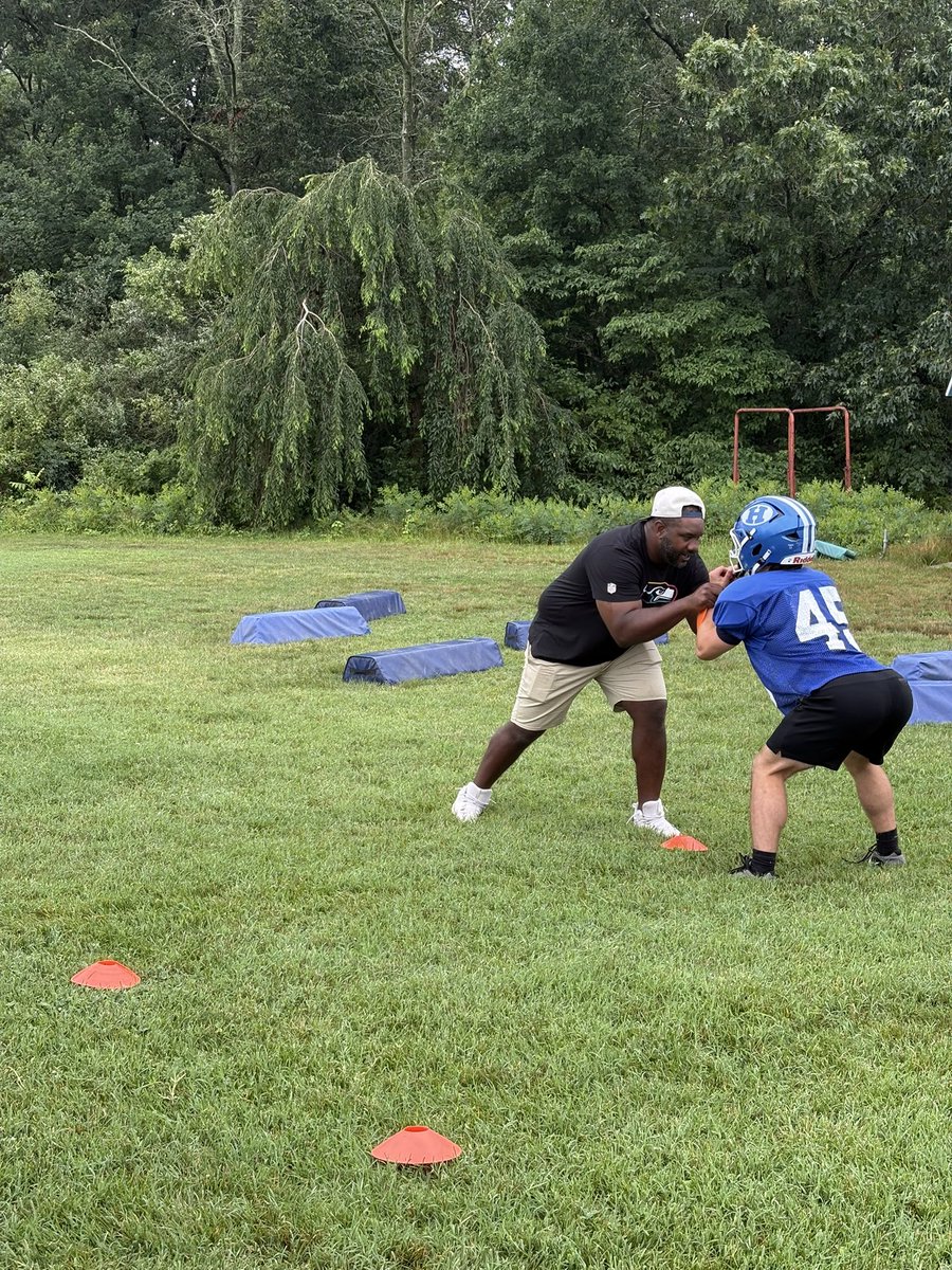 hammontonFB's tweet image. The 2025 Hammonton Football team would like to thank Rowan Alum and current Seattle Seahawks Head D-Line @Coach_Hinds for visiting Hammonton and working with and speaking to our team. @HHSdevilsports @Seahawks 
#WinTheDay #WakeUpTheEchoes