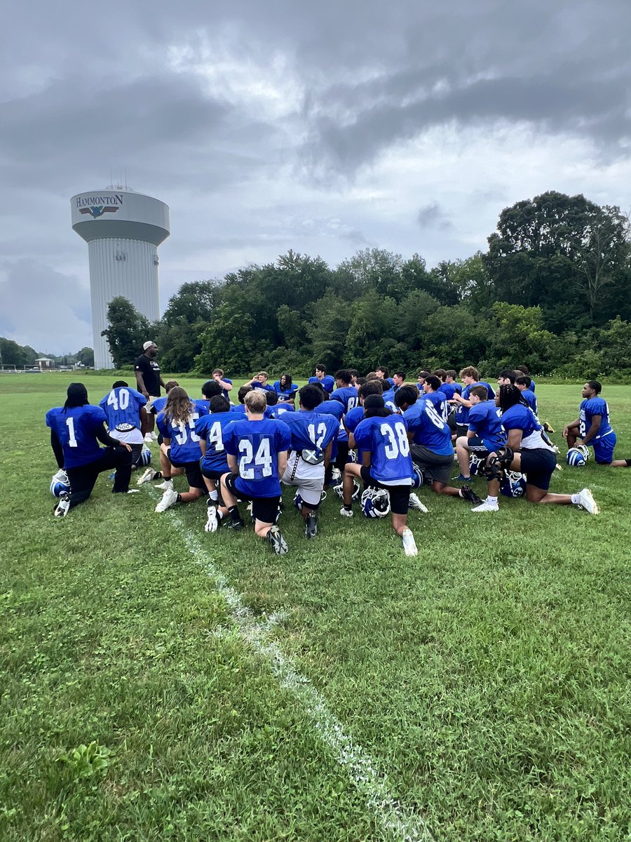 hammontonFB's tweet image. The 2025 Hammonton Football team would like to thank Rowan Alum and current Seattle Seahawks Head D-Line @Coach_Hinds for visiting Hammonton and working with and speaking to our team. @HHSdevilsports @Seahawks 
#WinTheDay #WakeUpTheEchoes