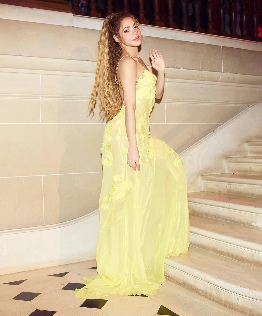 taykirahaze's tweet image. que lindo está el cabello de Shakira 🤤