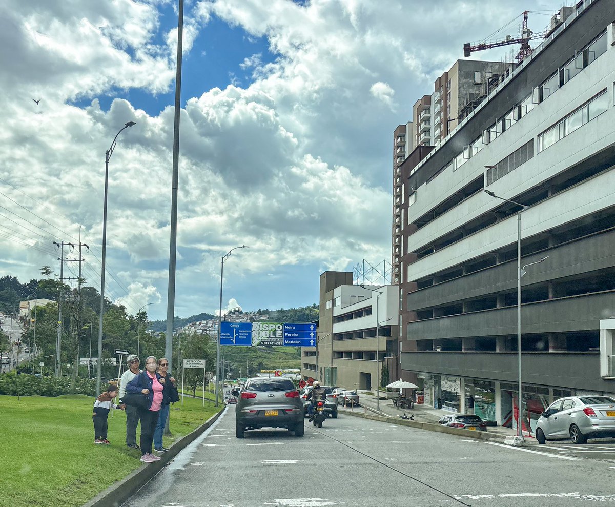 🚷 Cuando se planea la ciudad para los carros y no para las personas, los peatones quedan en riesgo.
Este no es un andén, es una vía improvisada por la falta de infraestructura peatonal segura.
⚠️ ¡La movilidad debe empezar por quienes caminan!

#PrimeroElPeatón #CiudadParaTodos
