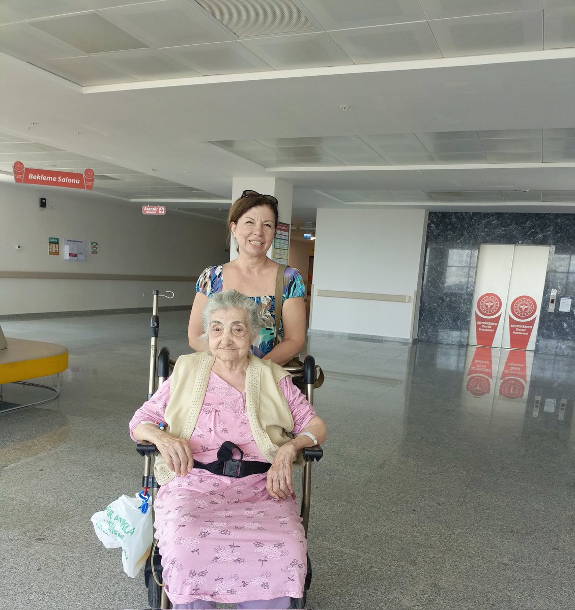 Annemin rahatsızlanması sonucu, yaklaşık, otuz beş gündür, onunla birlikteyim. 
Hasta olan  herkese acıl şifalar diliyorum. 

Bu vesile ile annem için, arayan soran, geçmiş olsun dileklerini ileten, arkadaşlarıma doslarıma herkese gönülden teşekkür ederim. 🙏