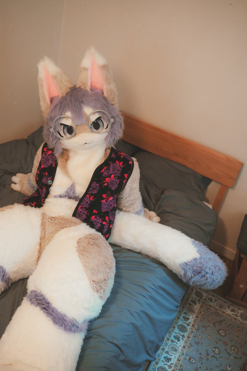 sins_owo's tweet image. 나는 너무 더워서 잠깐만 쉬다 갈게~
#FursuitFriday