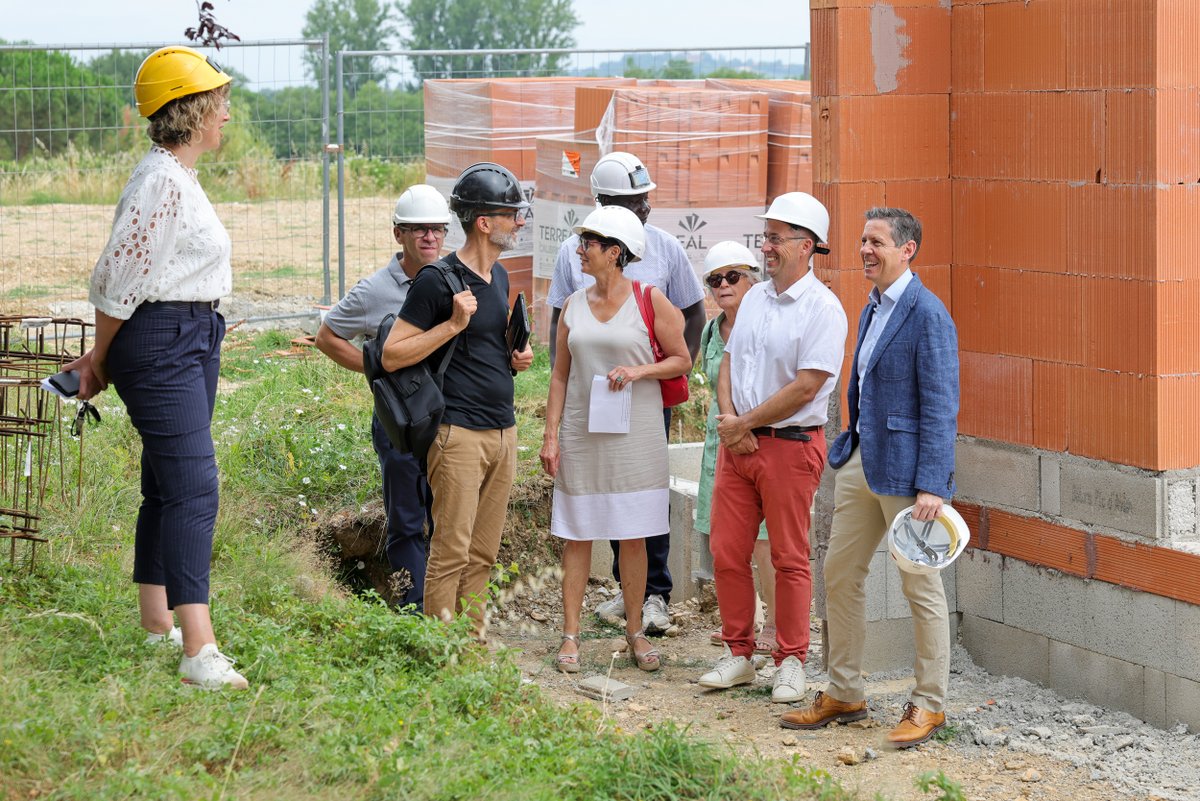 À Labastide-Saint-Georges pour visiter le chantier de l’habitat inclusif « Le Lotier ».
Un projet qui incarne notre ambition : permettre à chacun de vivre et vieillir autrement, dans un cadre sécurisé, partagé et digne.
10 logements, un espace collectif animé par l’ADMR, un