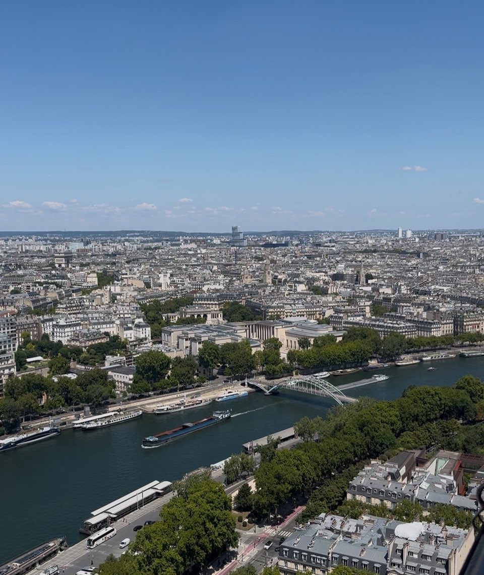 mihonog's tweet image. パリは日差しが強いけれど快晴🇫🇷今日は待ちに待った風くんのライブ🍃あードキドキ💓💓💓もうオランピア前にはたくさんの人が並んでいるみたいですね。
朝からマイペースな娘と私は夫に急かされ、ヒーヒー言いながらエッフェル塔に登るツアーへ。2階以上はいけませんでしたが景色が最高‼️
#藤井風