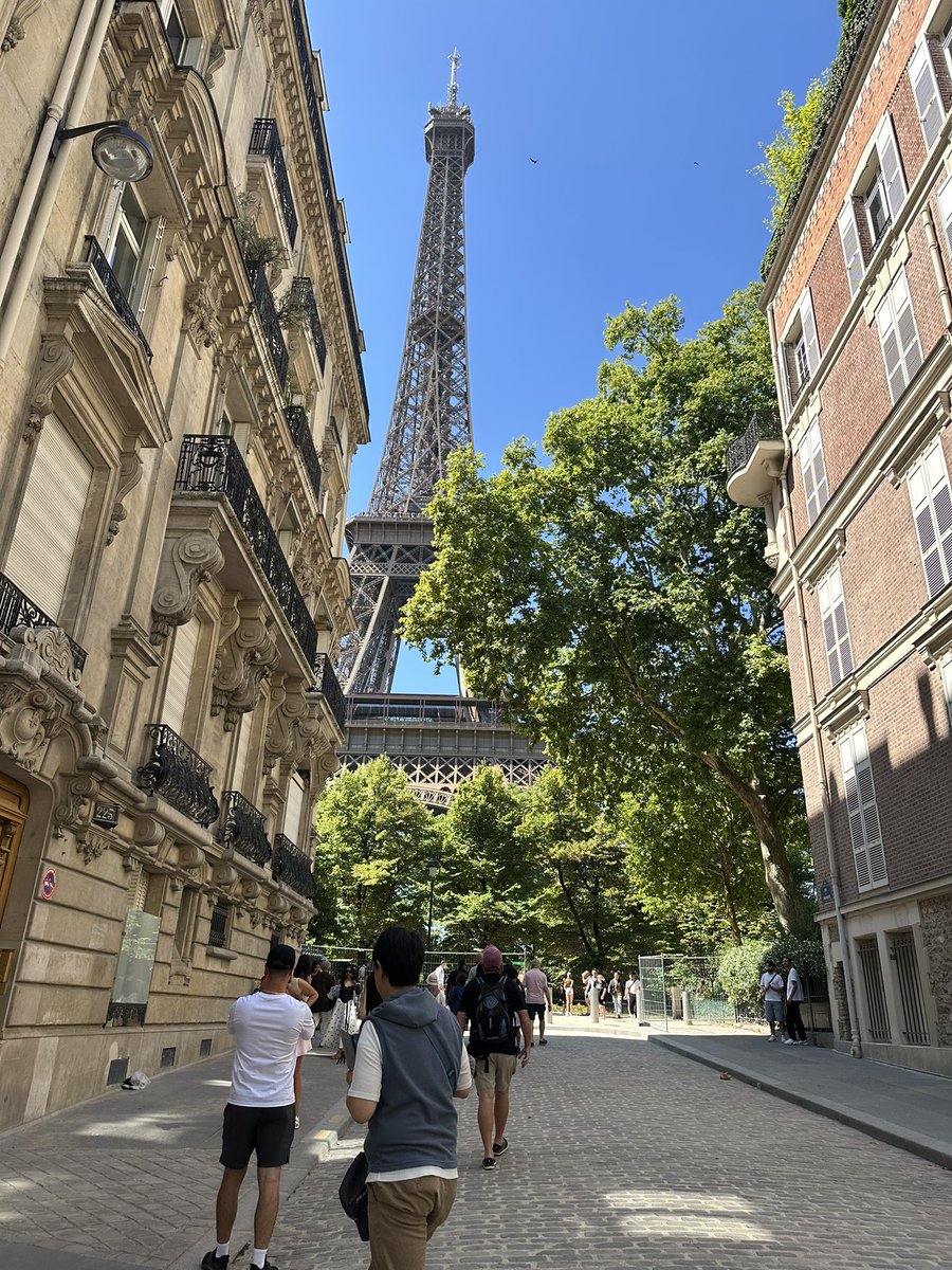 mihonog's tweet image. パリは日差しが強いけれど快晴🇫🇷今日は待ちに待った風くんのライブ🍃あードキドキ💓💓💓もうオランピア前にはたくさんの人が並んでいるみたいですね。
朝からマイペースな娘と私は夫に急かされ、ヒーヒー言いながらエッフェル塔に登るツアーへ。2階以上はいけませんでしたが景色が最高‼️
#藤井風