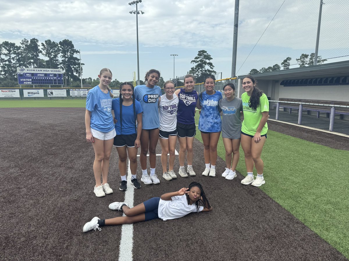 Our softball/volleyball relay race winners!!🥇 Ended our SAC week with a little running competition!