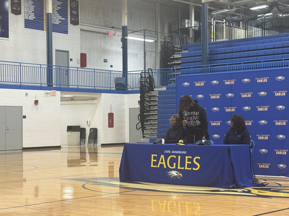 MikeClarkPreps (@mikeclarkpreps) on Twitter photo Hello from Sandburg. Cornerback Vincent Smith just committed to West Virginia.
<a href="/EaglesAthletics/">Sandburg Athletics</a> <a href="/vincentxii__/">Vincent Smith</a> Hello from Sandburg. Cornerback Vincent Smith just committed to West Virginia.
<a href="/EaglesAthletics/">Sandburg Athletics</a> <a href="/vincentxii__/">Vincent Smith</a>