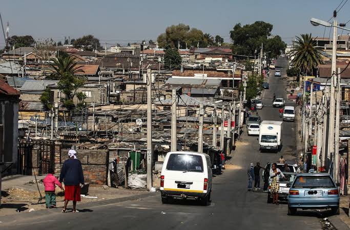Martin_Nel_99's tweet image. 🚨 Alexandra residents STILL denied justice!
R2.2 billion meant to improve living conditions in Alexandra has disappeared into ANC-linked corruption, with no schools, no roads, and no dignity delivered.
Despite the Public Protector’s request, ANC Premier @Lesufi has failed to…