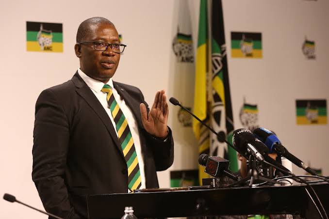 Martin_Nel_99's tweet image. 🚨 Alexandra residents STILL denied justice!
R2.2 billion meant to improve living conditions in Alexandra has disappeared into ANC-linked corruption, with no schools, no roads, and no dignity delivered.
Despite the Public Protector’s request, ANC Premier @Lesufi has failed to…