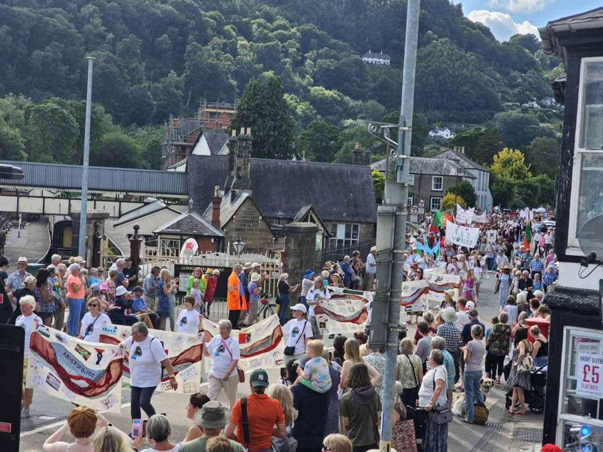 Academi Heddwch Cymru (@academiheddwch) on Twitter photo Diolch i fenywod Llangollen a Chorwen am drefnu bod hanes Deiseb Heddwch Menywod 1923 wedi'i gynrychioli'n falch yng Ngorymdaith y Cenhedloedd.
<a href="/llangollen_Eist/">Llangollen International Eisteddfod</a> Diolch i fenywod Llangollen a Chorwen am drefnu bod hanes Deiseb Heddwch Menywod 1923 wedi'i gynrychioli'n falch yng Ngorymdaith y Cenhedloedd.
<a href="/llangollen_Eist/">Llangollen International Eisteddfod</a>