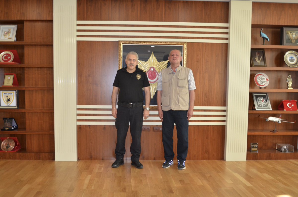 İl Emniyet Müdürümüz Sayın Serkan KARAMAN,

Müdürlüğümüz hizmetlerinde görevli iken emekliliğe ayrılan Polis Memuru Kamil ALTINTAŞ'a verdiği hizmetlerden dolayı teşekkür ederek emeklilik hayatında sağlıklı ve huzurlu bir yaşam diledi.