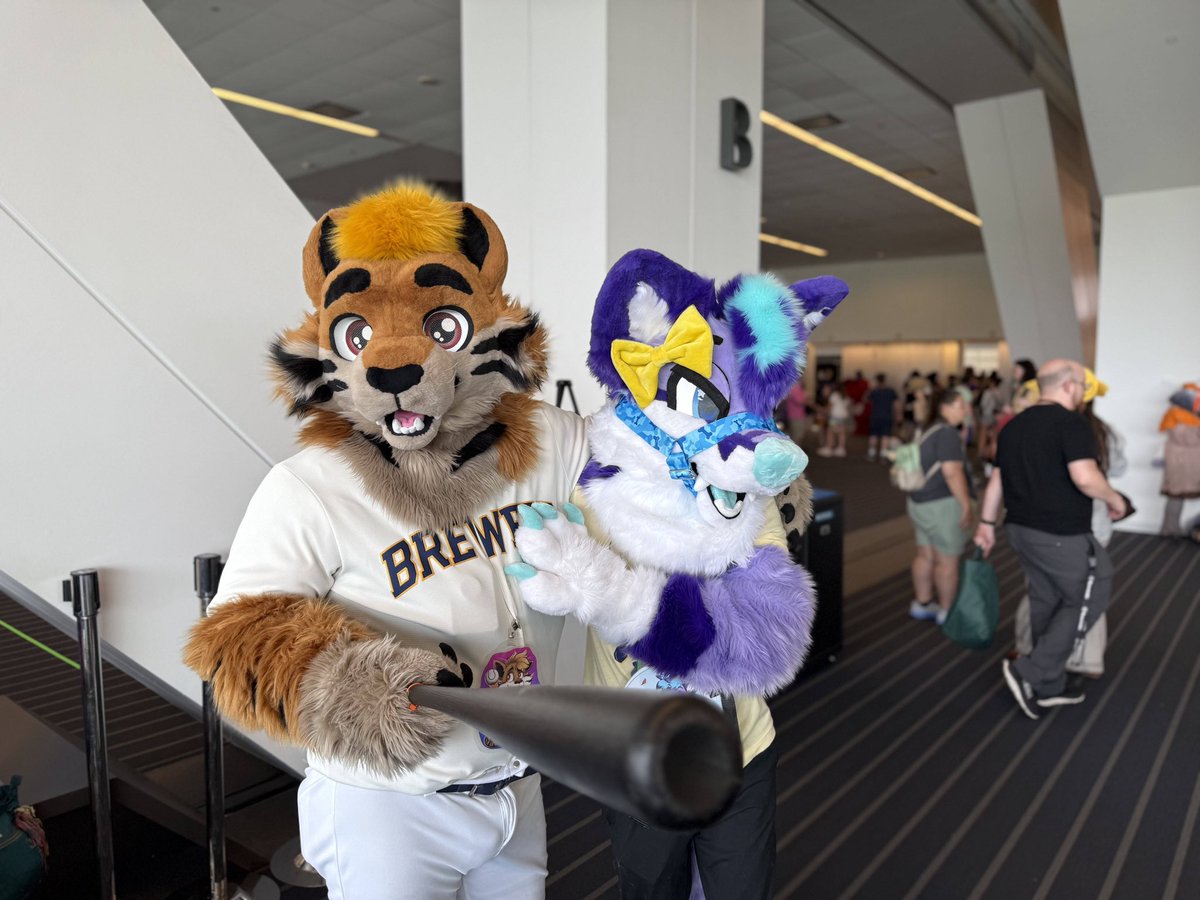 tugotiger's tweet image. Absolutely stoked to see @FadedFox at Anthrocon! I loved seeing your Fursuit for the first time; it’s gorgeous!