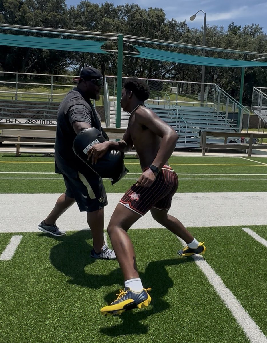 Great Day when you can train and watch Blue Angels✈️. Them finish up with 100yard pass rush technique and endurance drill. Gotta make sure that technique is flawless when you breathing heavy 🫁