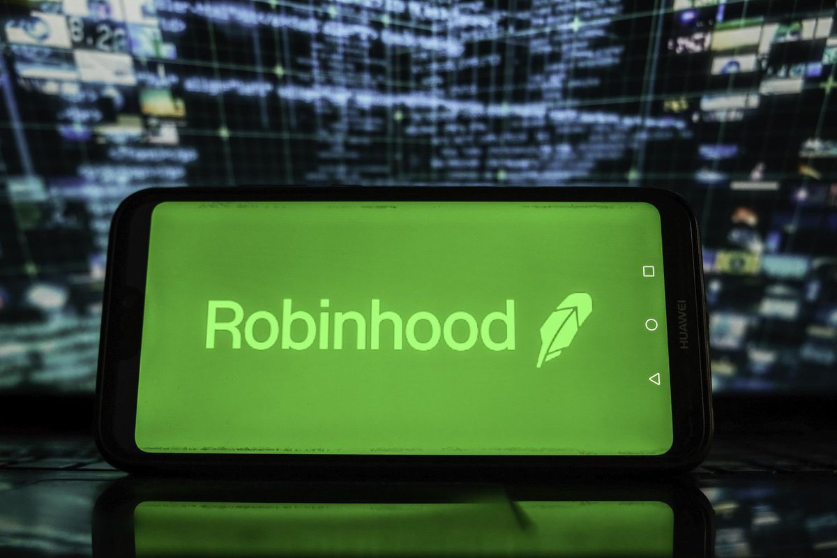 🚨 JUST NOW: Robinhood officially launches $SOL and $ETH staking in the United States.
