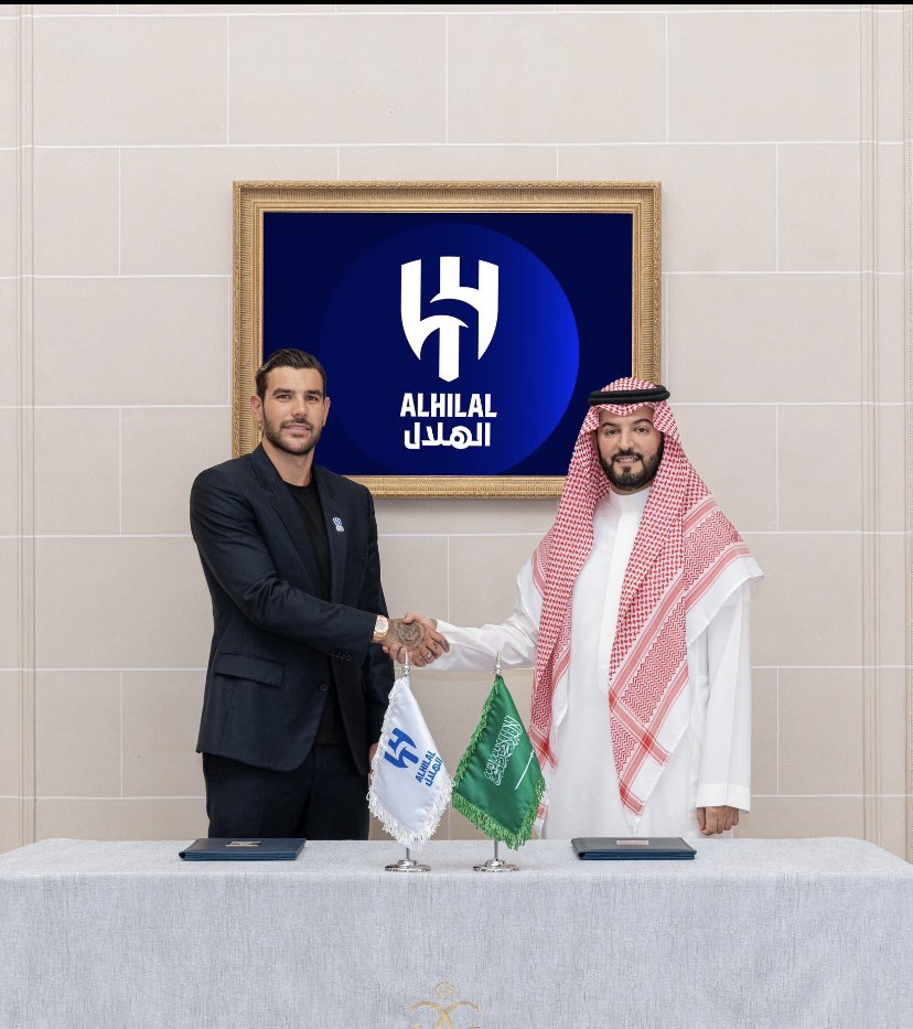 #ثيو_هلالي :

      أهلاً بگ #ثيو في معقل الزعماء فاللون #الأزرق  لا يليق إلا بگ ،،، 💙ونسأل الله أن يگتب ما فيه الخير لهلالنا في الصفقات المتبقية 💙