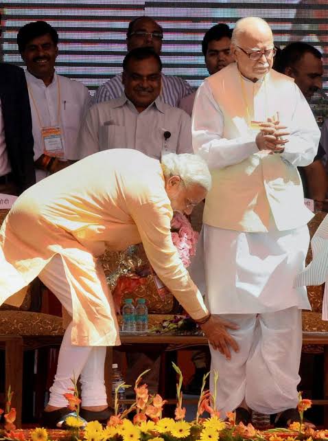 बात बलराज मधोक की

जो भारतीय जनसंघ के अध्यक्ष हुआ करते थे। जम्मू-कश्मीर के अक्सादू में जन्मे मधोक, वे RSS के प्रचारक थे।।
●●
RSS शुरुआत में हिन्दू महासभा के लिए वही काम करने को बना था, जो आजकल भाजपा के लिए बजरंग दल करता है। 

असम्बद्ध, मगर हमराह सँगठन।

ये काम हेडगेवार और उनके