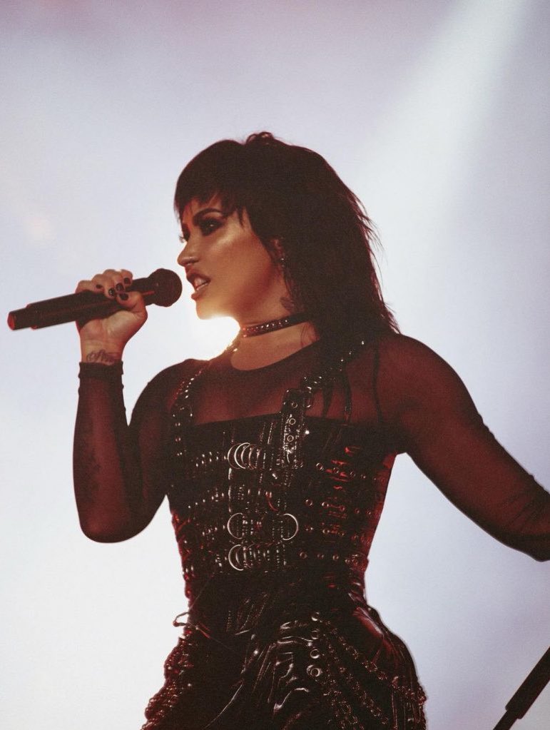 theholydemi's tweet photo. it's called VERSATILITY. https://t.co/dIqymN1Pfw