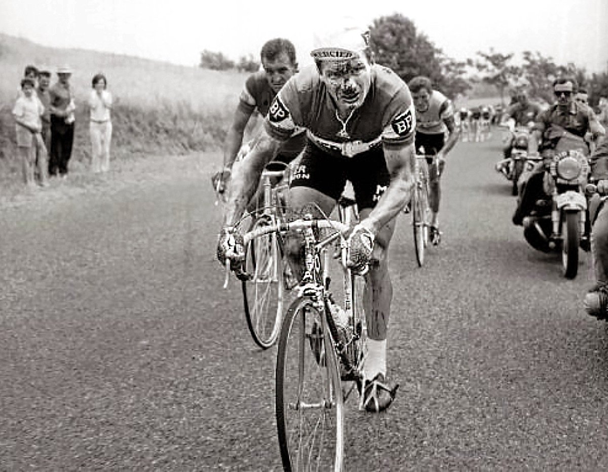 14 juillet 1968,. Idéalement placé au général, Raymond Poulidor est échappé sur la route d'Albi et creuse l'écart. Autrement dit, il est en train de gagner le Tour... avant d'être renversé par une moto de presse. Il abandonnera le lendemain au bien nommé hôtel Terminus