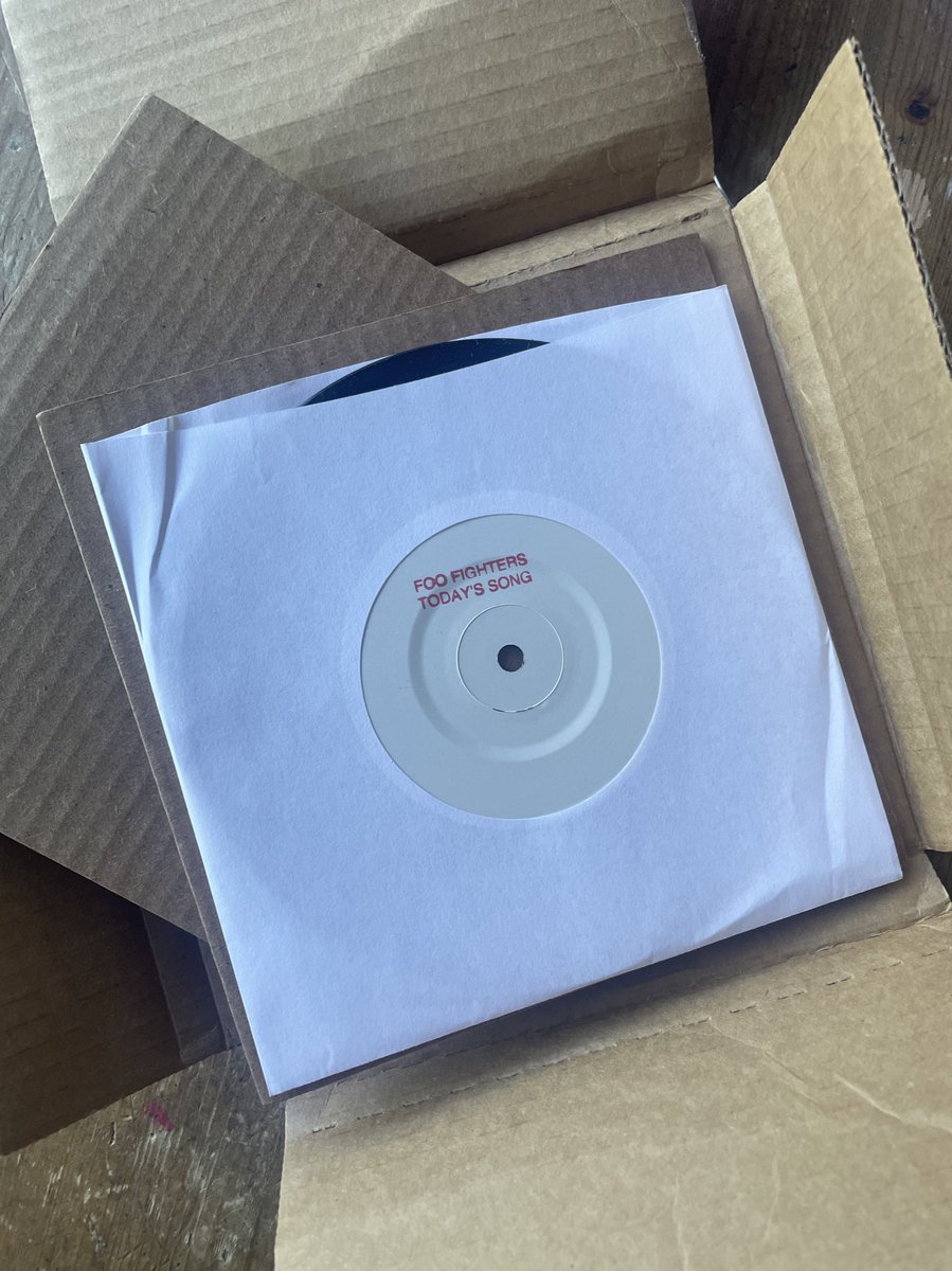 We’ve just received a 7” single of ‘Today’s Song’! 

These are being posted out to Foo fans, randomly, so check your mailboxes. Only 200 copies worldwide apparently. 

#FF30