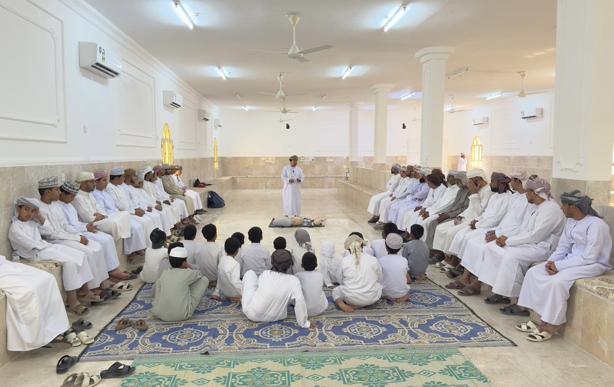 شارك طلاب المركز الصيفي بجامع الروضة لتحفيظ القرآن ورشة الإسعافات الأولية والإنعاش القلبي الرئوي التي نظمتها اللجنة الصحية بولاية ضنك بالتعاون مع قسم التطوير والتوجيه المهني.
شكرًا للمحاضر أ. يوسف بن سالم الغافري على ما قدمه من معلومات قيمة