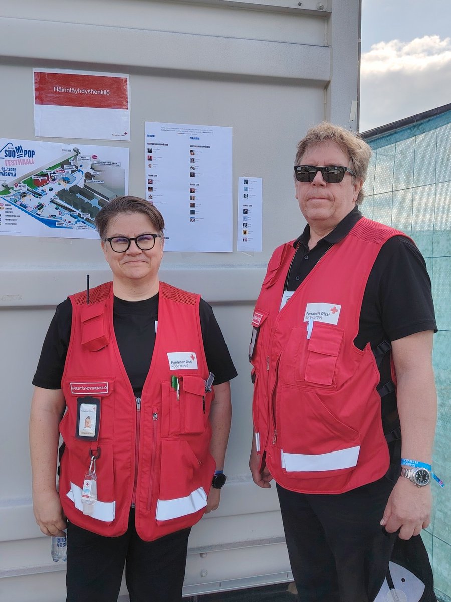 @suomipopfestivaali`n #jutteluteltta`n <a href="/PunainenRisti/">Suomen Punainen Risti</a>`n vapaaehtoiset häirintäyhdyshenkilö Katja ja henkisen tuen koulutettu Juha ovat valmiina keskustelemaan tarvittaessa festarivieraiden kanssa. Heitä on paikalla joka festaripäivä. He auttavat häirintätilanteissa.